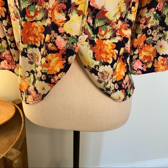 Lush 3/4‎ Sleeve Floral Crossback Top Size Small - Picture 5 of 6